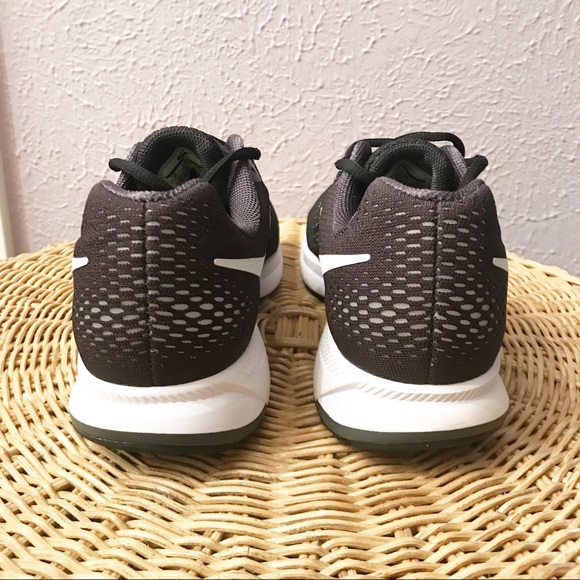 Nike Air Zoom Pegasus 33 Classic Running Shoe - Picture 3 of 8